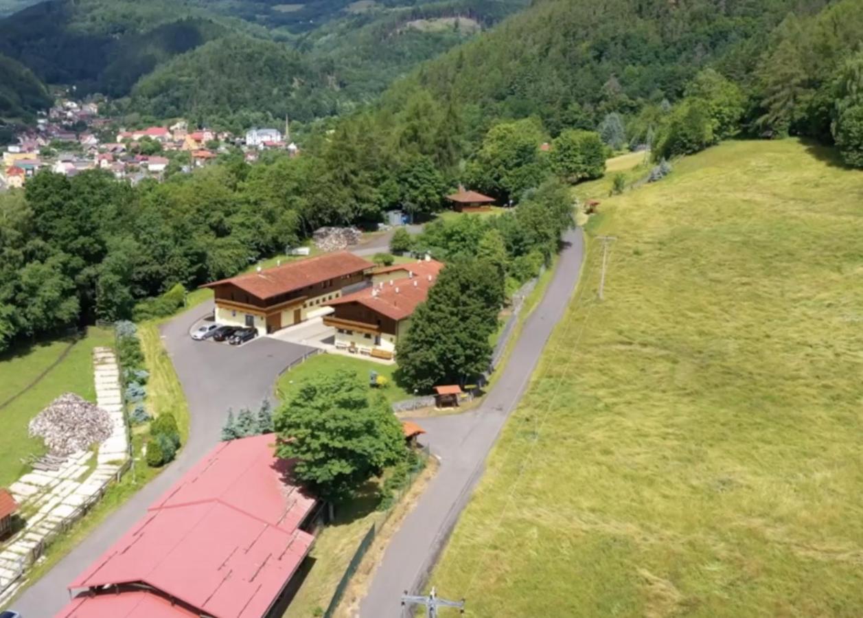 Hotel Selský Dvůr Perštejn Exteriér fotografie